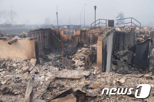 민간인 주거지역으로 산불이 확대돼 일부 시설이 파괴된 모습. /사진=뉴스1