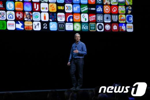 팀 쿡 애플 최고경영자(CEO)가 13일(현지시간) 미국 샌프란시스코 빌 그레이엄 시빅센터에서 열린 '세계개발자회의(WWDC) 2016'에서 발표를 하고 있다. /사진=뉴스1