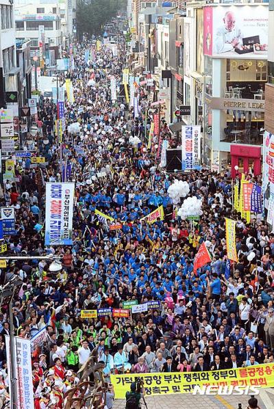 가덕도 신공항 유치를 지지하는 시민단체와 부산시민 2만여명이 지난 14일 부산에서 시위를 벌이고 있다. /사진=뉴시스