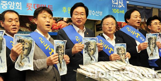 [MW사진] 고등어 소비 촉진 홍보하는 김영석 해수부 장관
