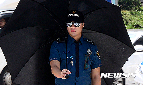 오늘 날씨예보. 서울 종로구 광화문광장에서 검정색 우산을 쓴 경찰이 근무를 서고 있다. /자료사진=뉴시스