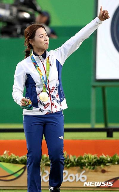 장혜진이 양궁 개인전 금메달을 딴 뒤 시상대에서 기뻐하고 있다. /사진=뉴시스