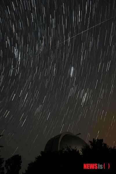 별똥별 떨어지는 시간. 유성우 보기 좋은 곳. 지난 2013년 8월 12일 강원 영월군 별마로천문대에서 촬영된 페르세우스 유성우(인터벌 촬영후 합성). /자료사진=뉴시스