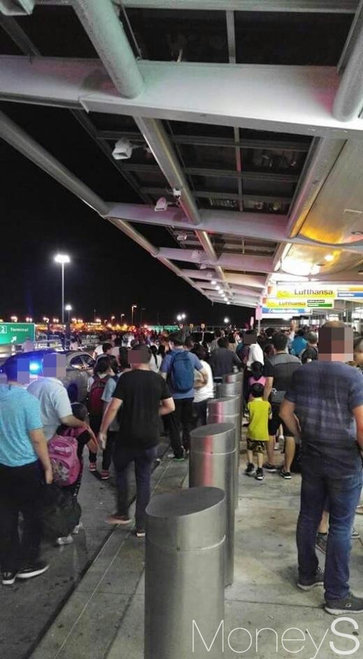 14일(현지시간) 미국 뉴욕의 존 F 케네디 국제공항에서 총격사건이 발생해 시민들이 공항 밖으로 빠져나오고 있다. /사진=머니S(독자 제공)