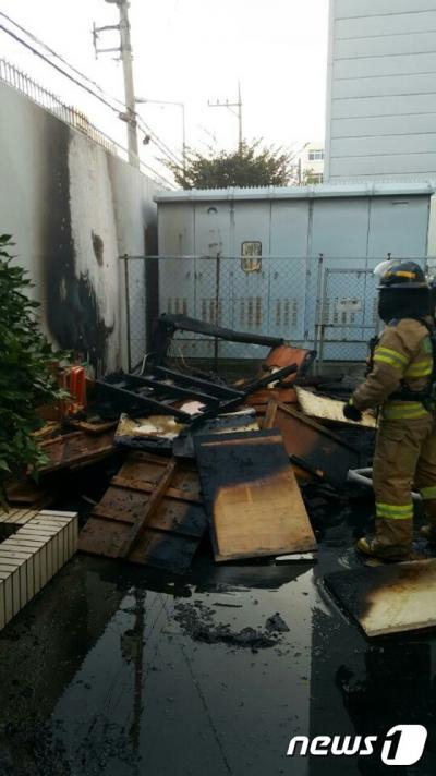 일본 영사관. 오늘(18일) 오전 6시쯤 일본 영사관 안에 쌓여 있던 목재에서 불이 나 10여분 만에 꺼졌다. /사진=뉴스1(부산경찰청 제공)