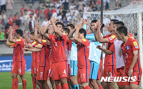 월드컵 최종예선. 1일 치러진 한국-중국 경기에서 한국 대표팀 선수들이 경기를 마친 뒤 관중들에게 인사를 하고 있다. /사진=뉴시스
