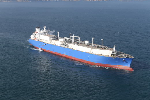 대우조선해양이 건조한 ‘세계 최초의 천연가스 추진 LNG운반선’의 항해모습 /사진=대우조선해양 제공