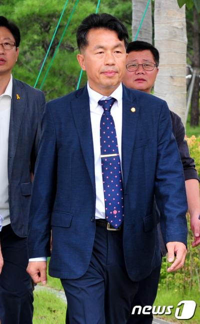 윤종오 국회의원이 오늘(7일) 울산지방검찰청에 출석하고 있다. /사진=뉴스1