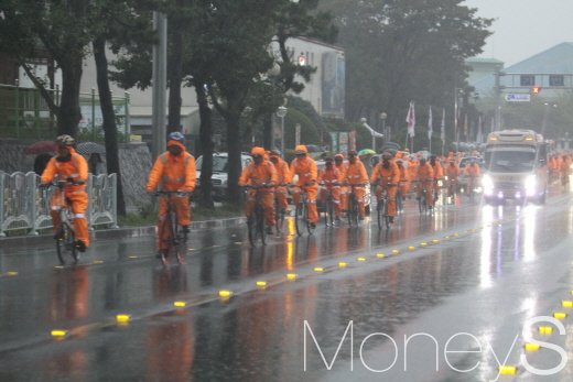 거제도 삼성중공업 근로자들이 자전거를 이용해 퇴근 중이다 /사진=박찬규 기자