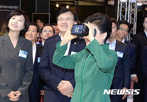 박근혜 대통령 VR. 박근혜 대통령이 오늘(7일) 오전 VR 페스티벌에 참석해 직접 VR기기를 체험하고 있다. /사진=뉴시스