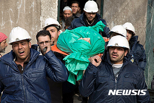 노벨 평화상. '하얀 헬멧' 구호대원들이 시리아 다마스쿠스에서 폭격에 희생된 사람의 시신을 옮기고 있다. /사진=뉴시스(AP제공)