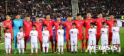 월드컵 예선일정. 한국-이란 경기에서 한국대표팀 선수들이 애국가를 부르고 있다. /사진=뉴시스
