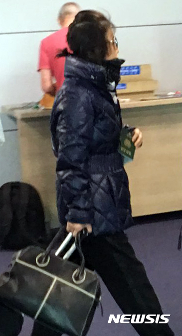 최순득. 국정개입 의혹을 받고 있는 최순실씨가 30일 오전 인천공항을 통해 입국하는 장면이 한 시민 카메라에 잡혔다. /사진=뉴시스(독자 제공)