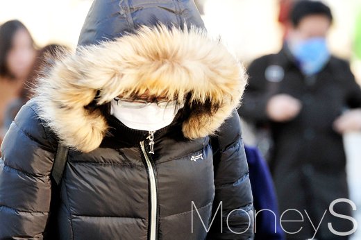 초겨울 추위가 찾아온 오늘(1일) 서울 종로구 광화문광장에서 시민들이 출근길을 재촉하고 있다. /사진=임한별 기자