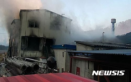 10일 오전 3시53분께 전북 완주군 소양면 한 식품공장에서 불이 나 연기가 치솟고 있다./사진=뉴시스
