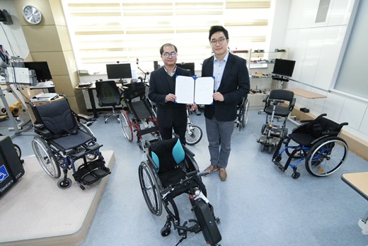 삼성전자가 지난 15일 경기도재활공학서비스연구지원센터에서 장애인 이동 보조기기 지원을 위한 협약식을 체결했다. /사진=삼성전자