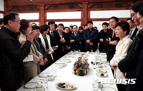 박근혜 대통령이 1일 청와대 상춘재에서 출입기자단과 신년 인사를 겸한 티타임을 하고 있다. /사진=뉴시스(청와대 제공)