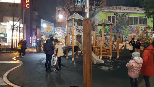 26일 저녁 9시경 마포구 서교동 홍익어린이공원에서 포켓몬 고를 즐기는 시민들. /사진=정의식 기자