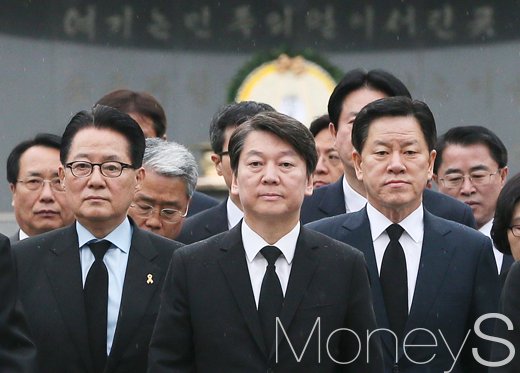 안철수 국민의당 대선후보(가운데)가 당 지도부와 함께 5일 오전 서울 동작구 국립현충원을 찾았다. /사진=임한별 기자