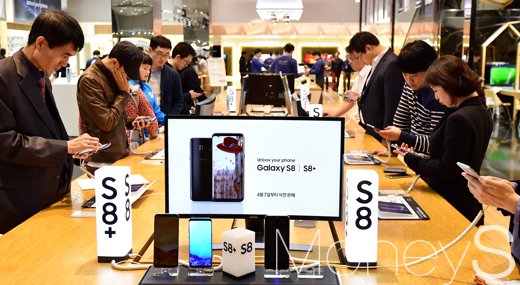 [머니S포토] 삼성전자, '전세계 이목 집중' 갤럭시 S8·S8+ 예약 판매 실시