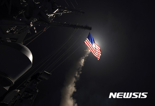 미국 시리아 폭격. 미국 해군이 7일(현지시간) 지중해에 위치한 미 구축함 USS포터에서 시리아 공군기지 공격을 위해 토마호크 순항 미사일을 발사하는 장면을 담은 사진을 공개했다. /사진=뉴시스(AP 제공)