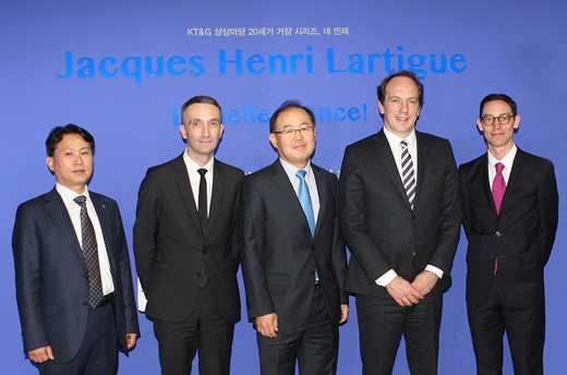 ‘라 벨 프랑스’ 사진전에 참석한 파비앙 페논 주한 프랑스 대사(오른쪽에서 두번째), 앙토니 소뮈조 프랑스 문화원장(왼쪽에서 두번째), 이상학 KT&G 지속경영본부장(가운데)이 기념촬영을 하고 있다. /사진=KT&G