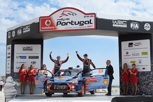 2017 월드랠리챔피언십(WRC) 포르투갈 랠리에서 2위를 차지한 현대자동차 월드랠리팀의 티에리 누빌(Thierry Neuville, 사진 우측)과 니콜라스 질술(Nicolas Gilsoul)이 환호하고 있는 모습. /사진=현대자동차 제공