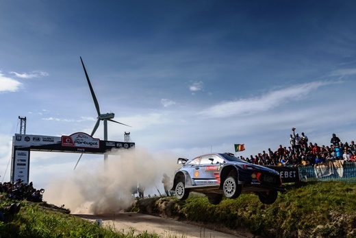 2017 월드랠리챔피언십(WRC) 포르투갈 랠리에서 현대자동차 월드랠리팀의 신형 i20 랠리카가 질주하는 모습.