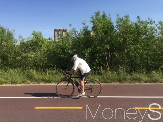 22일 오후 서울의 한 자전거 도로에서 한 시민이 안전장구 없이 자전거를 타고 있다. /사진=박흥순 기자