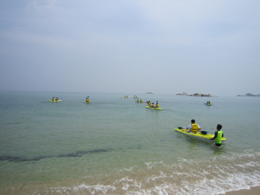 레포츠여행의 한 프로그램인 카누 체험. /사진제공=한국관광공사