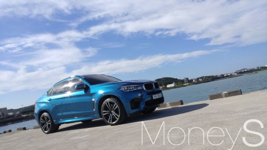 BMW X6 M. 화려한 외관과 뛰어난 성능을
 갖췄지만 본드카는 아니다./사진=박찬규 기자