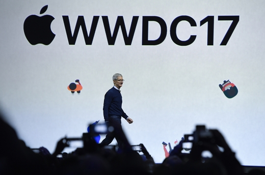  5    CEO ̱ ĶϾ ̿  WWDC 17 縦 ϰ ִ. /=ý/AP