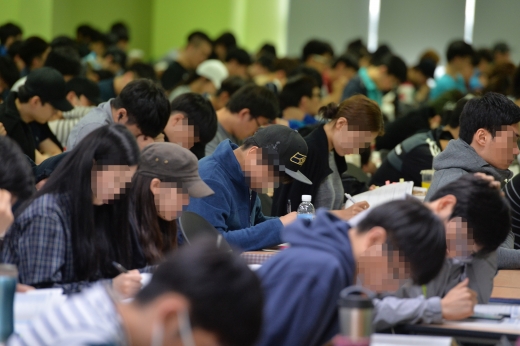5월 청년실업률 9.3%. 지난해 7월 서울 동작구 한 공무원 학원에서 취업 준비생들이 공부를 하고 있다. /사진=뉴시스