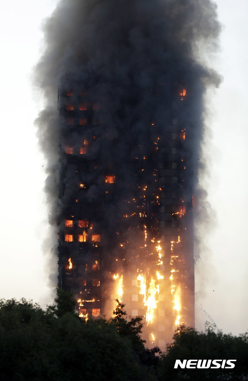 영국 런던의 24층 아파트에서 화재가 발생해 다수의 사상자가 발생했다. /사진=뉴시스(AP 제공)