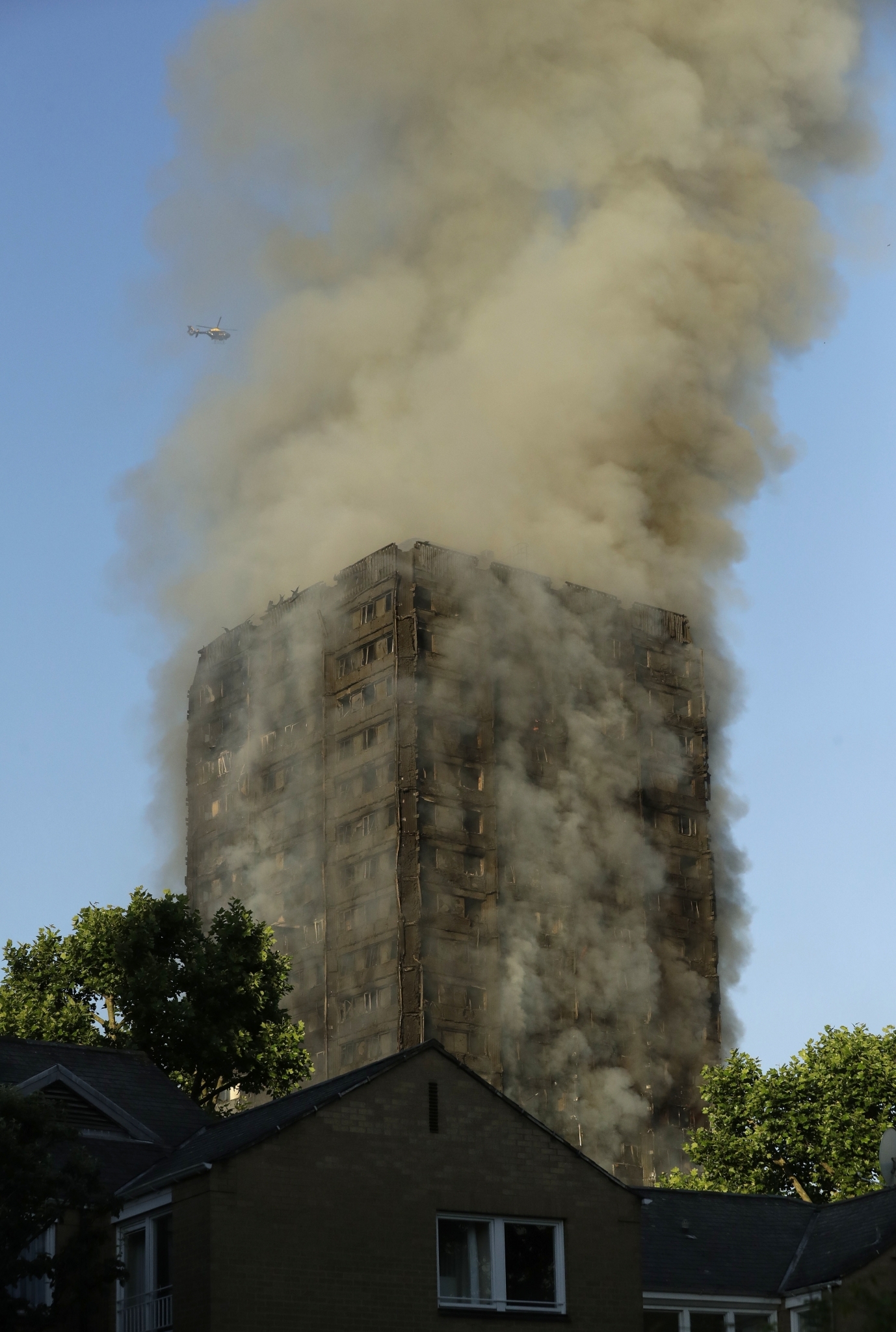 런던 아파트 화재. 고층건물 안전점검. 14일(현지시간) 영국 런던 북켄싱턴에 있는 그렌펠 타워에서 화재가 발생했다. /사진=뉴시스(AP 제공)