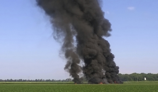 KC-130. 10일(현지시간) 오후 미국 미시시피주 르 플로어 카운티 지역 이타베나 인근 대두 농지에 미 해병대 공중급유기 KC-130가 추락해 검은 연기와 불꽃이 치솟고 있다. /사진=뉴시스(AP 제공)