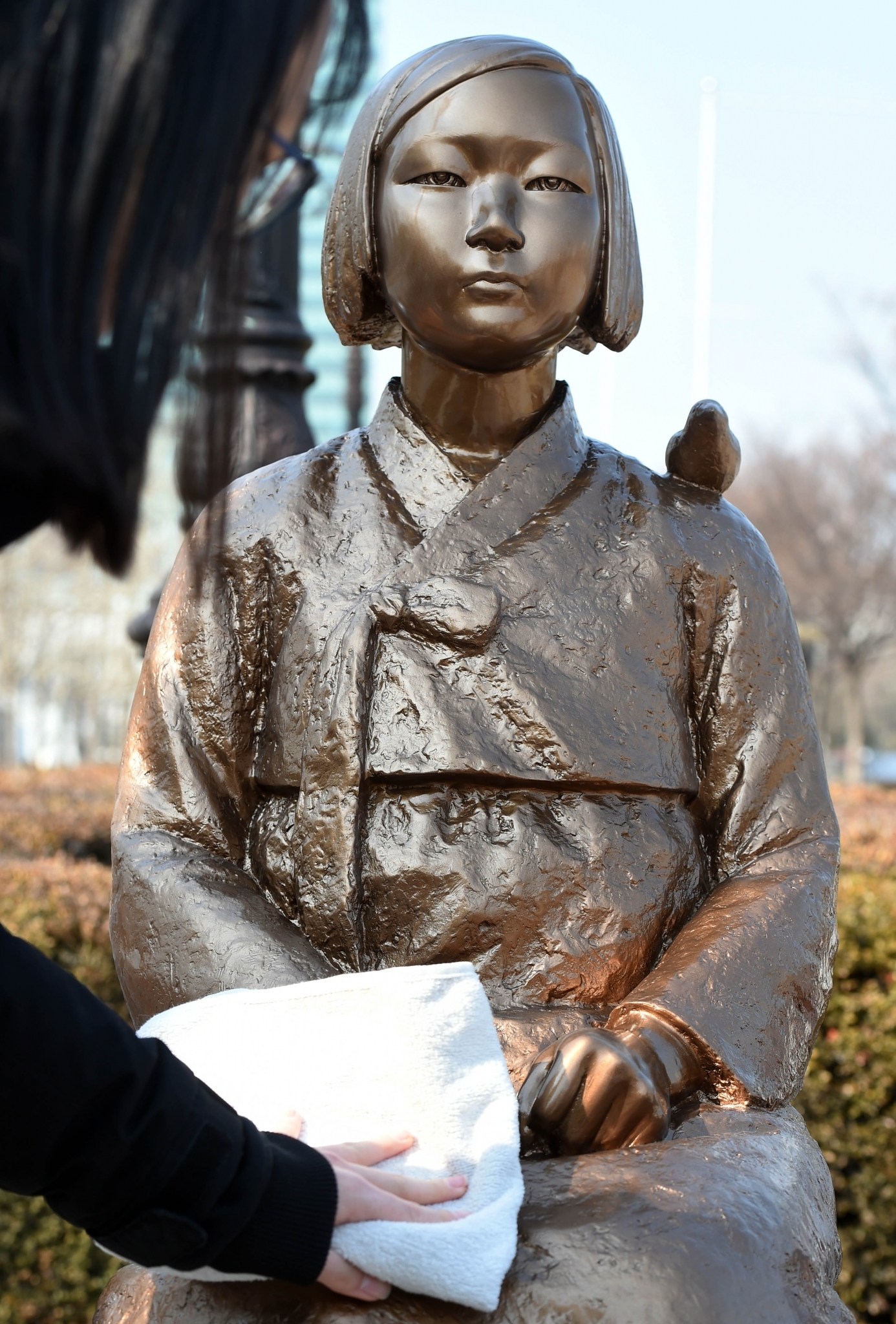 시내버스 소녀상. 지난 2월28일 경기 안양시 평촌중앙공원에서 한 어머니와 여학생이 평화의 소녀상을 닦아 주고 있다. /사진=뉴시스