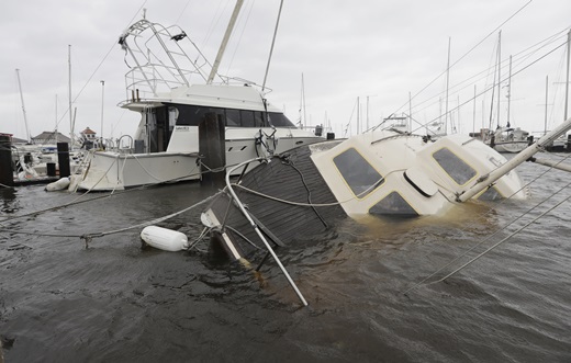 허리케인 하비가 상륙한 미국 텍사스주 락포트의 부두에서 26일(현지시간) 심한 강풍과 폭우로 부두에 대비한 배가 침몰하고 있다. /사진=뉴시스(AP 제공)