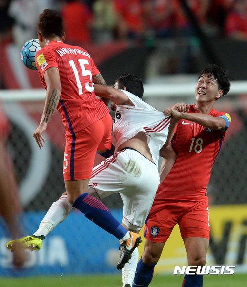 김영권(오른쪽)이 31일 열린 이란과의 월드컵 최종예선 9차전에서 상대 수비수와 볼 경합을 하고 있다. /사진=뉴시스