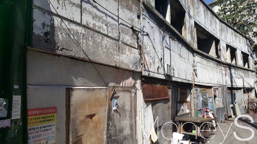 서울 가리봉동의 한 주택가 골목의 폐건물. /사진=김창성 기자