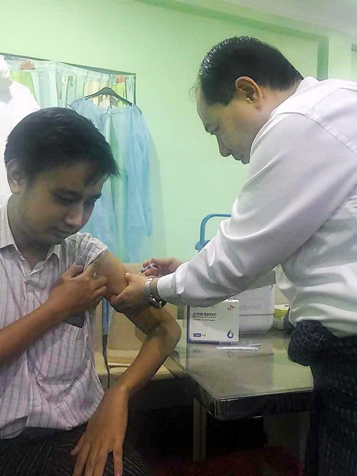 SK케미칼이 미얀마에 긴급 공급한 스카이셀플루4가가 미얀마 현지 병·의원에서 접종되고 있다. /사진=SK케미칼