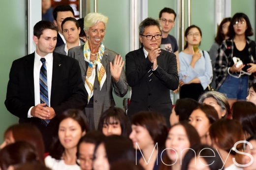 [머니S포토] 이대 학생들 만난 라가르드 IMF 총재, '해맑은 미소'
