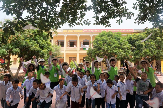 지난 8월 LS 대학생 해외봉사단 20기 단원들이 베트남 하이퐁시에서 현지 초등학생들과 함께 종이 비행기를 날리고 있다. /사진=LS그룹