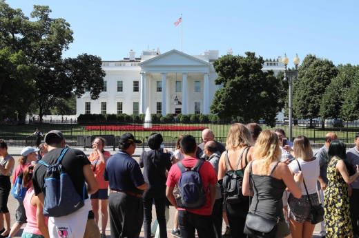 지난 6월28일(현지시간) 미국 워싱턴 백악관 앞에서 관광객들이 기념 촬영을 하고 있다. /사진=뉴시스
