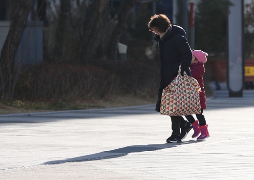 서울 마포구 상암광장에서 한 시민이 아이 등교를 시켜주고 있는 모습. /사진=뉴시스