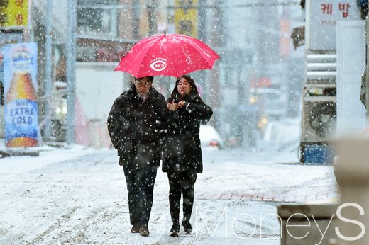 [머니S포토] 눈 내리는 강남, 출근 서두르는 시민들