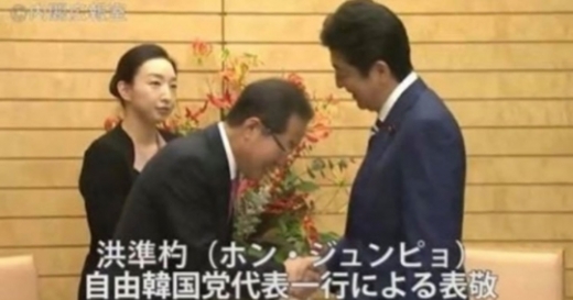 홍준표 자유한국당 대표가 아베 신조 일본 총리를 만난 자리에서 과도하게 고개숙여 인사하는 장면이 논란이 되고 있다. / 사진=강병원 더불어민주당 의원 페이스북