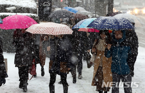 서울에 대설주의보가 내린 18일 오전 서울 중구 충무로역 인근에서 우산을 쓴 시민들이 출근길 발걸음을 서두르고있다./사진=뉴시스