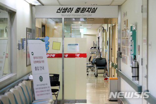 신생아 사망 사건이 발생한지 하루가 지난 18일 오후 잠정 폐쇄된 서울 양천구 이대목동병원 신생아중환자실 내부 집기가 보이고 있다./사진=뉴시스