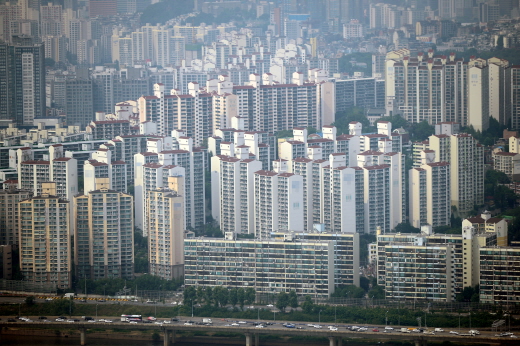 다음달 전국 입주물량이 4만3066가구로 2000년 이후 최대치가 될 전망이다. 사진은 서울 시내 한 아파트 밀집 지역. /사진=뉴시스 DB